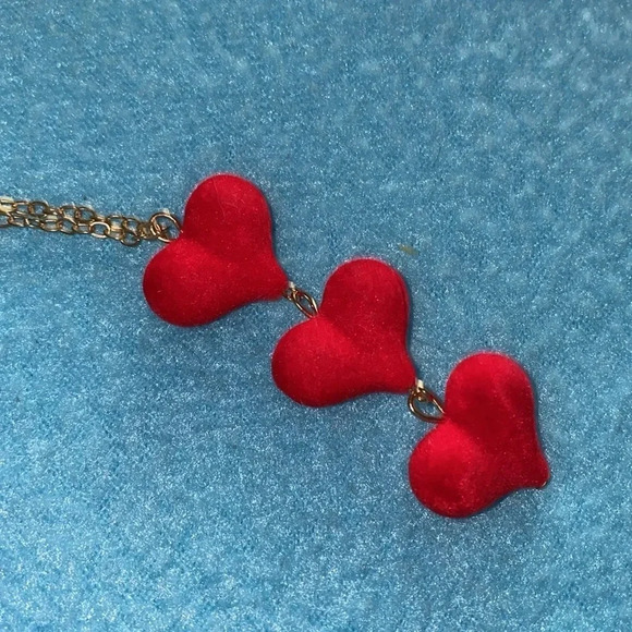 Velvety red puffy hearts necklace golden chain adjustable closure NEW - Picture 6 of 7